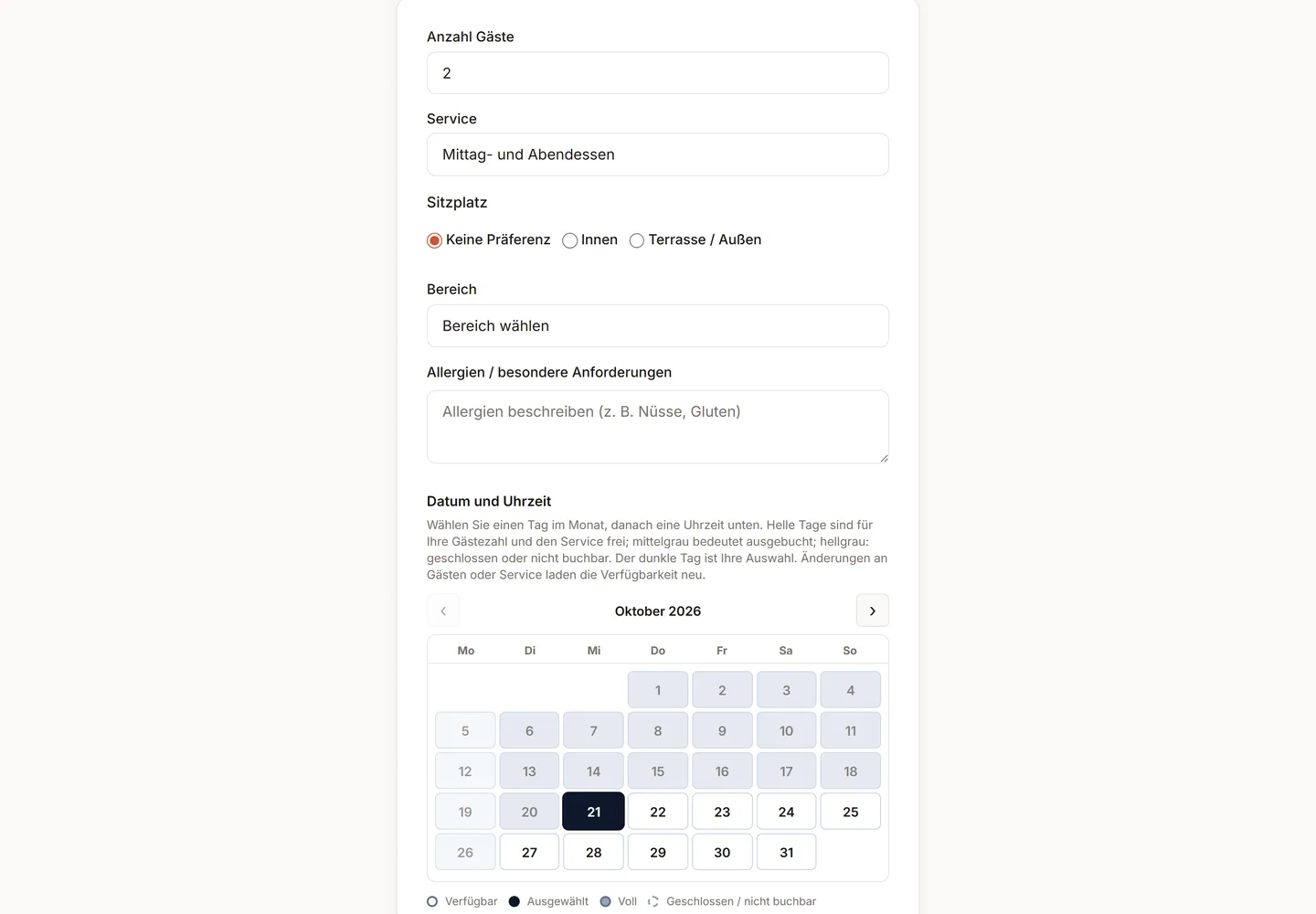 Öffentliche Buchungsseite des Demo-Betriebs: Felder für Anzahl Gäste, Service, Sitzplatz mit der Wahl zwischen keiner Präferenz, innen und Terrasse, Bereich und Allergien. Darunter der Abschnitt Datum und Uhrzeit mit einer Erklärung der Farben und dem Monatskalender Oktober 2026: der 21. dunkel als gewählter Tag, die Tage davor und die Montage ausgegraut, die übrigen Tage frei; am unteren Rand die Legende verfügbar, ausgewählt, voll, geschlossen.