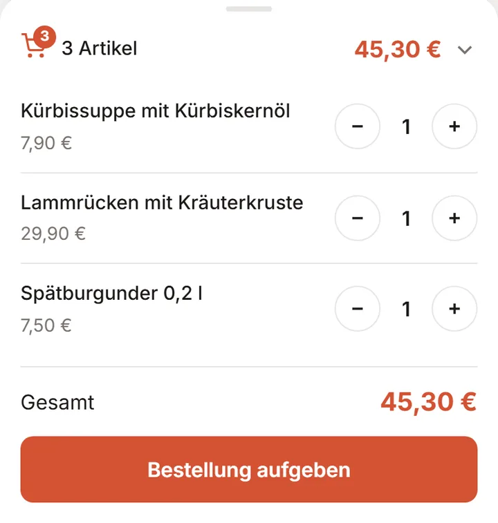 Bestellblatt des Gastmenüs auf dem Smartphone: drei Artikel – Kürbissuppe mit Kürbiskernöl, Lammrücken mit Kräuterkruste und Spätburgunder 0,2 l – mit Einzelpreisen und Mengenreglern, Gesamtsumme 45,30 Euro und ein Knopf mit der Aufschrift Bestellung aufgeben.